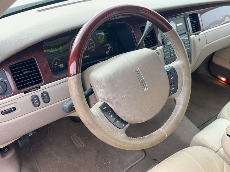 2005-lincoln-town-car-image-53