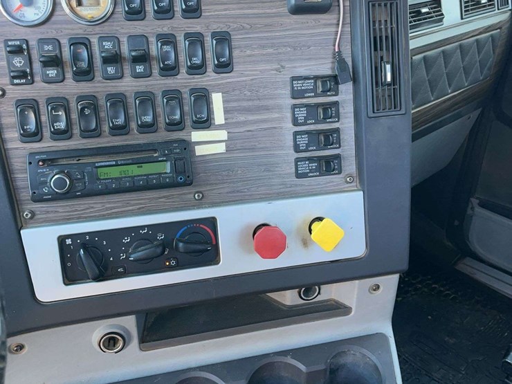 2015-freightliner-122sd-image-7