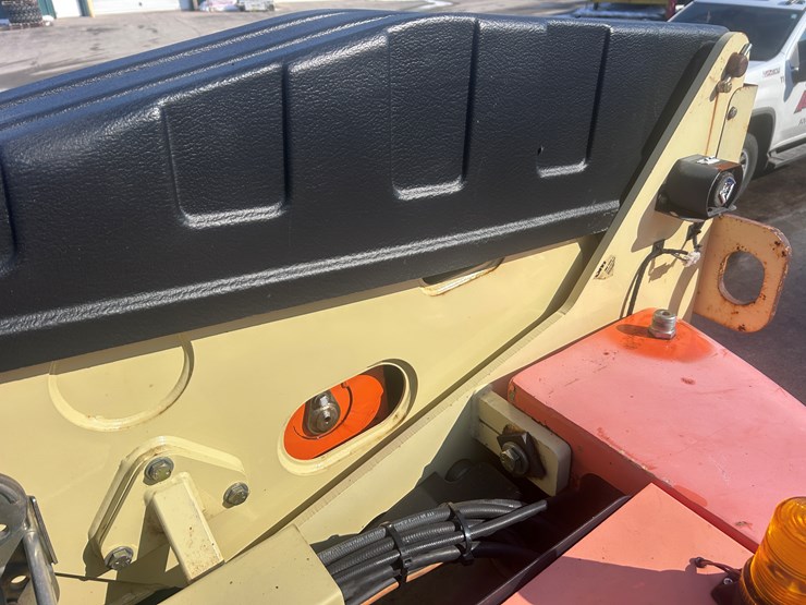 2011-jlg-660sj-image-42