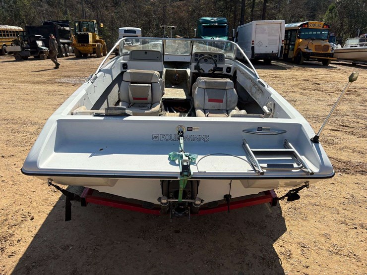 four-winns-"180-freedom"-ski-boat-w/-trailer-image-6