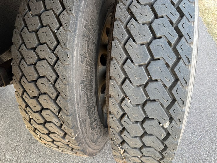 #2160-•-2006-freightliner-business-class-m2-box-truck-image-52