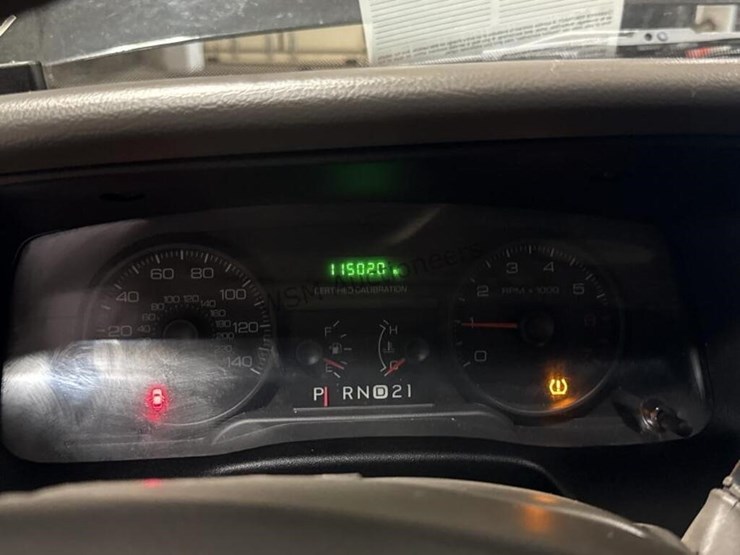 2011-ford-crown-victoria-sdn-image-17