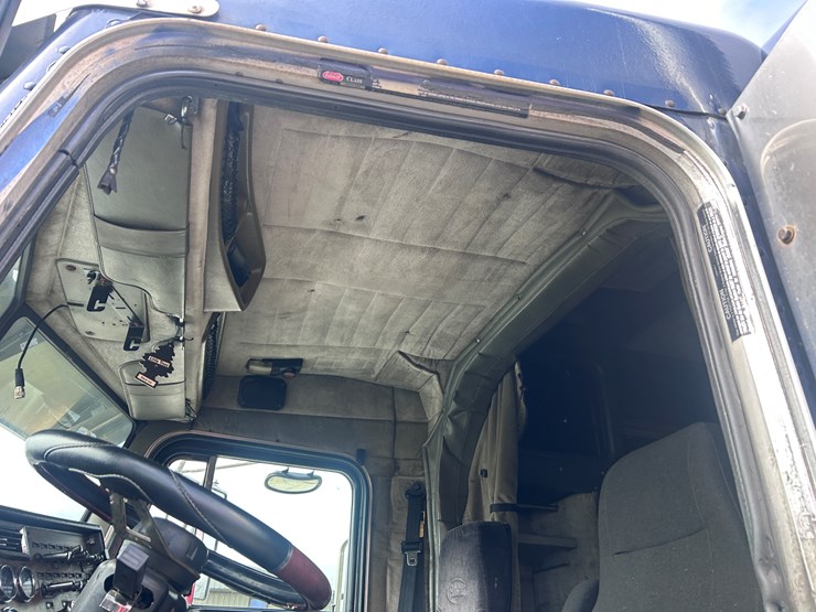 2000-peterbilt-379-image-45