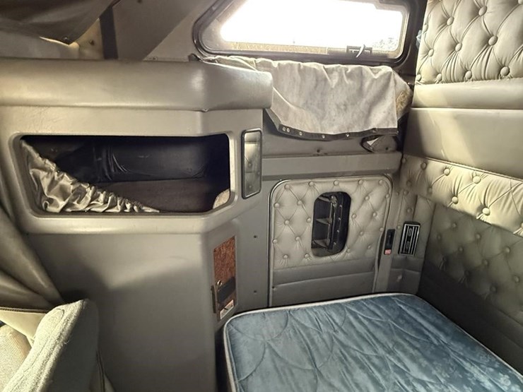 2005-kenworth-w900-image-44