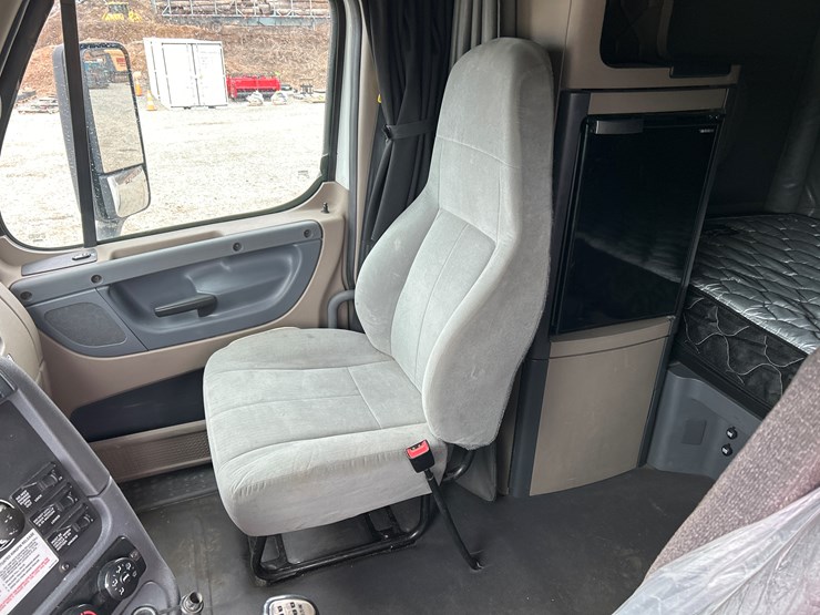 2017-massey-ferguson-8-image-61