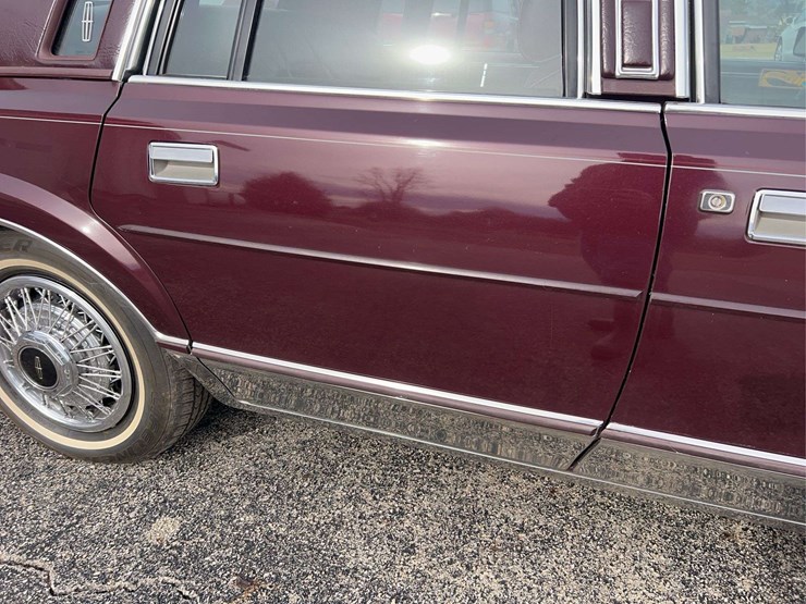 1989-lincoln-town-car-image-39
