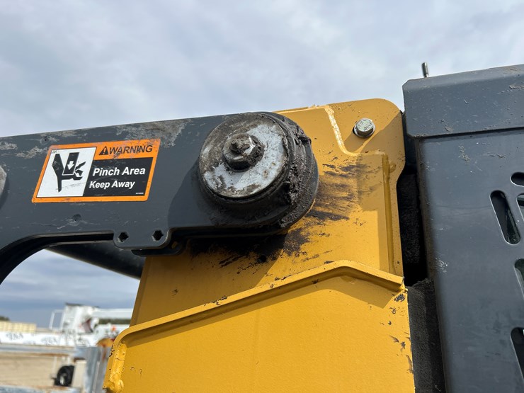 2020-deere-332g-image-27