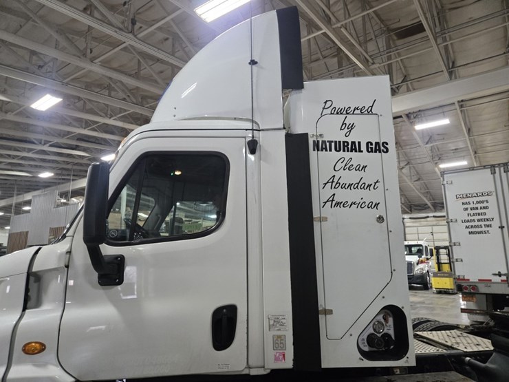 #2298-•-2015-freightliner-cascadia-day-cab-truck-tractor-image-17