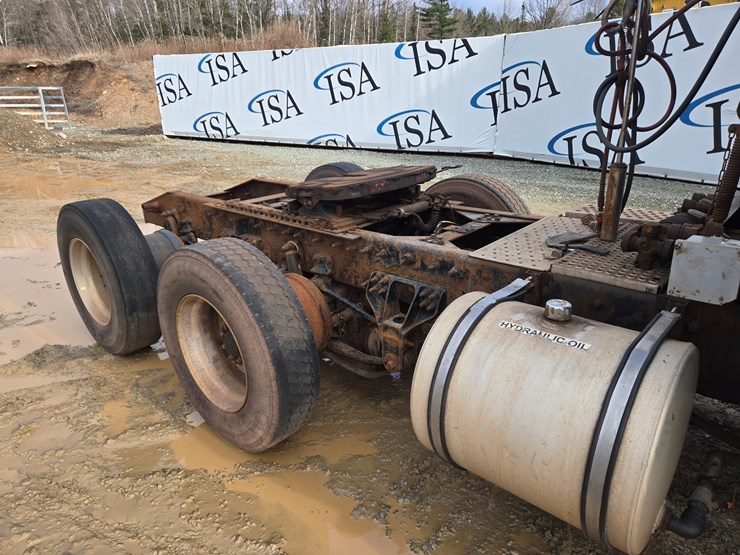 2014-massey-ferguson-8-image-19