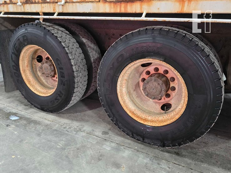 2012-freightliner-m2-106-image-39