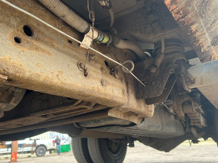 2004-chevrolet-3500-image-34