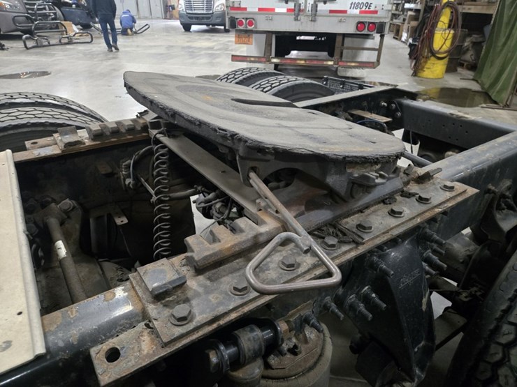 #2298-•-2015-freightliner-cascadia-day-cab-truck-tractor-image-37