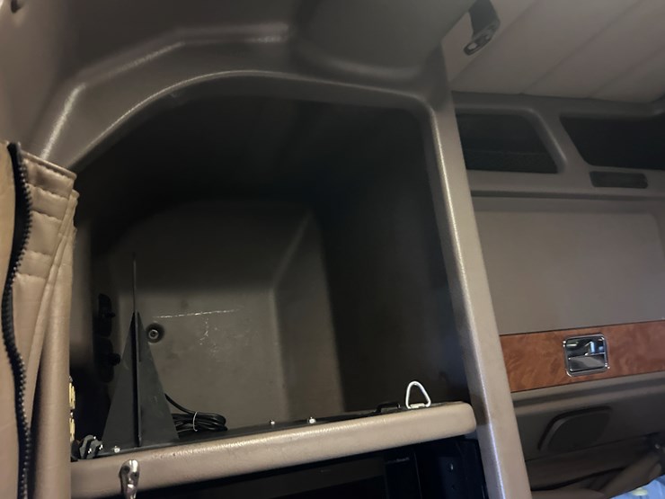 2007-peterbilt-379-image-74