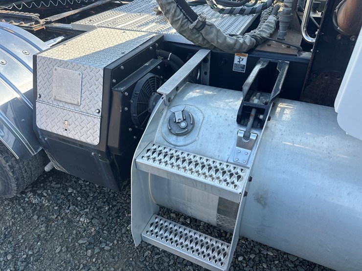 2013-peterbilt-365-image-22