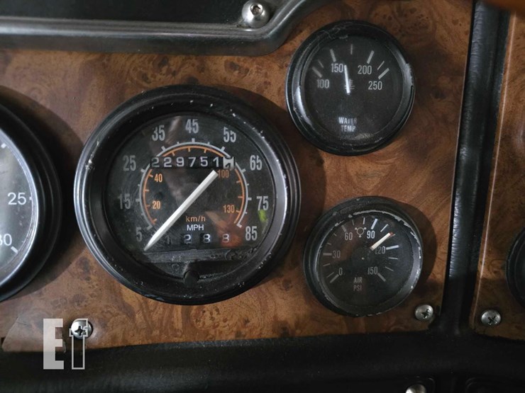 2002-peterbilt-378-image-13