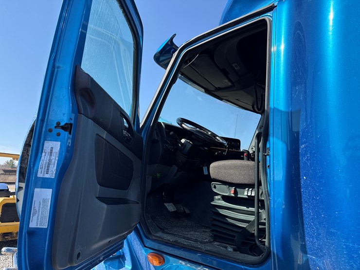 #2199-•-2020-international-a26-sleeper-cab-truck-tractor-image-69