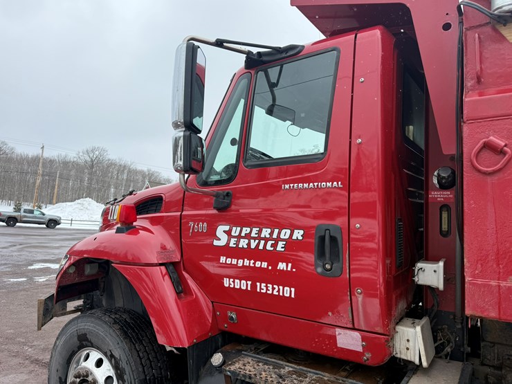 #1052-•-2007-international-7600sfa-tri-axle-dump-truck-image-10