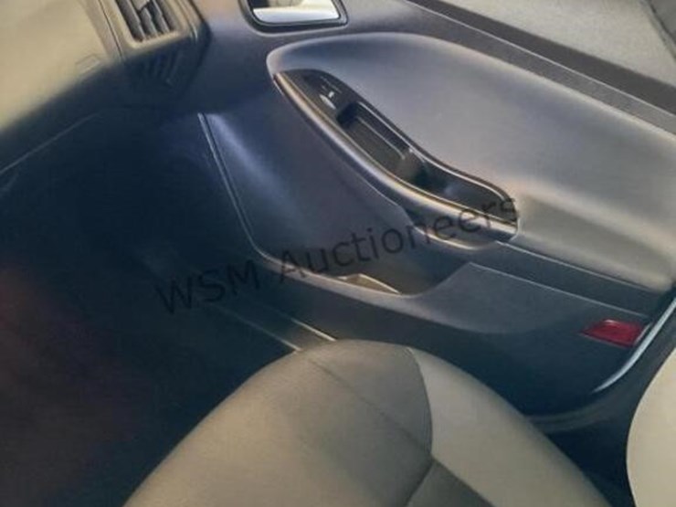 2014-ford-focus-se-sdn-image-21