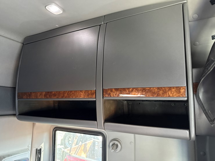 #2199-•-2020-international-a26-sleeper-cab-truck-tractor-image-79