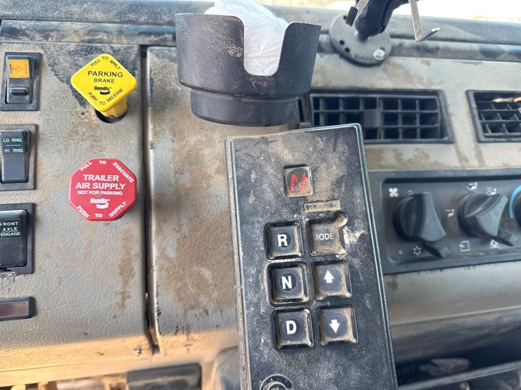 2002-freightliner-fl80-image-53