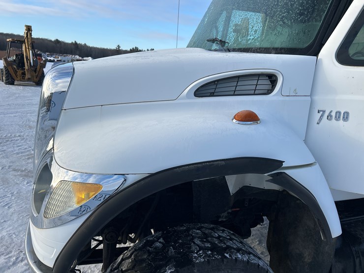 2005-international-7600-image-13