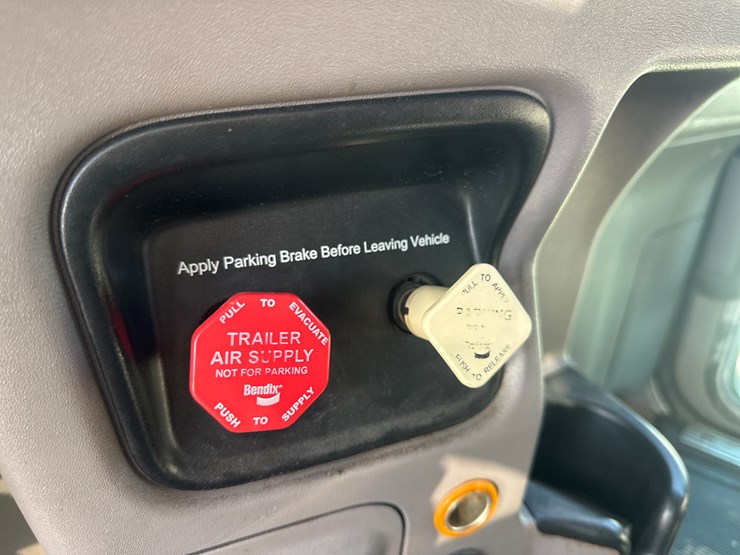 2013-peterbilt-365-image-44