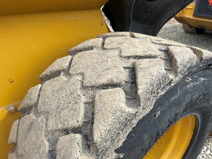 2020-deere-332g-image-54