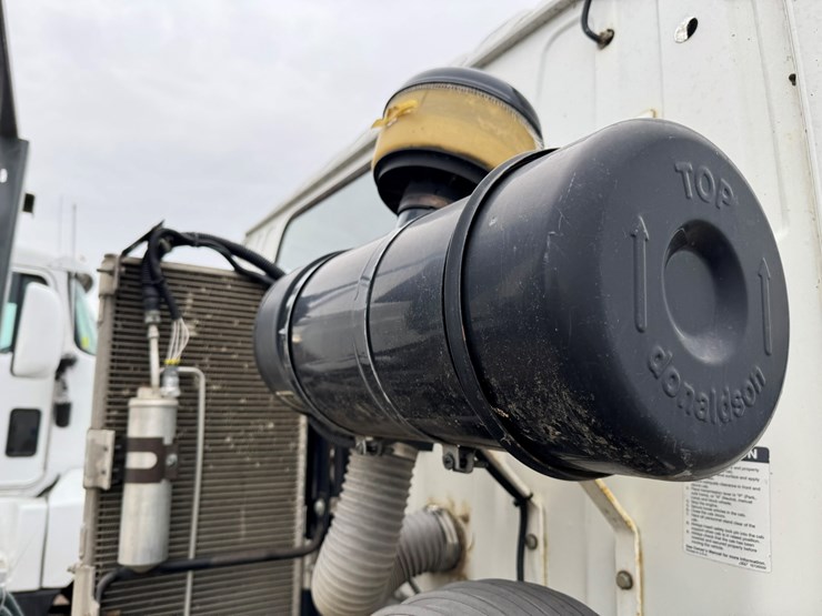 2005-gmc-t7500-image-44