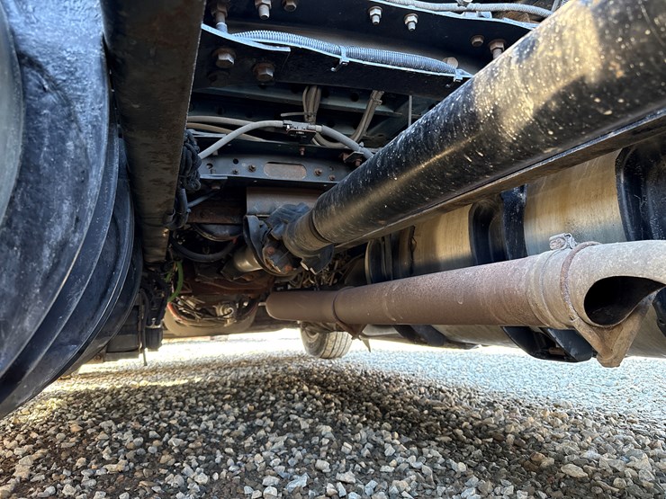 #2199-•-2020-international-a26-sleeper-cab-truck-tractor-image-38