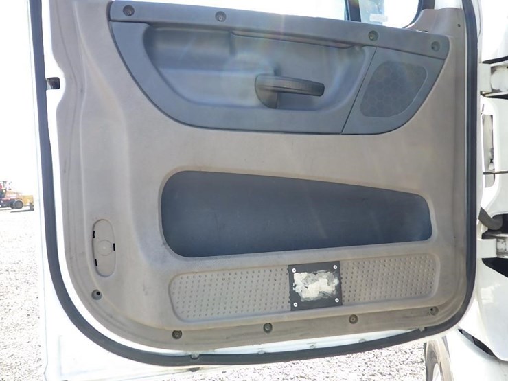 2018-freightliner-cascadia-125-image-37