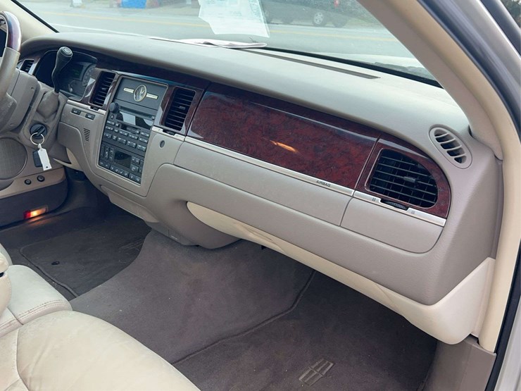 2005-lincoln-town-car-image-63