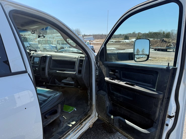 #1062-•-2015-ram-5500-heavy-duty-service-truck-image-25