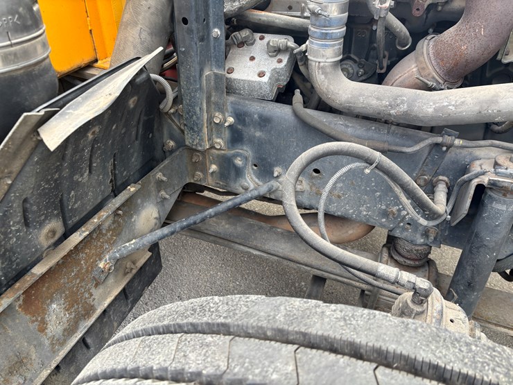 2005-gmc-t7500-image-97