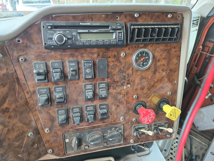 #1515-•-2005-international-9400i6x4-sleeper-cab-truck-tractor-image-46