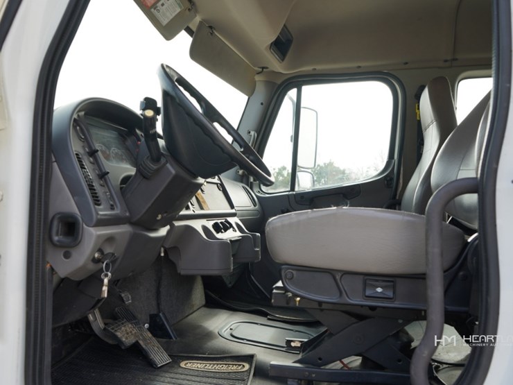 2023-freightliner-m2-106-image-9