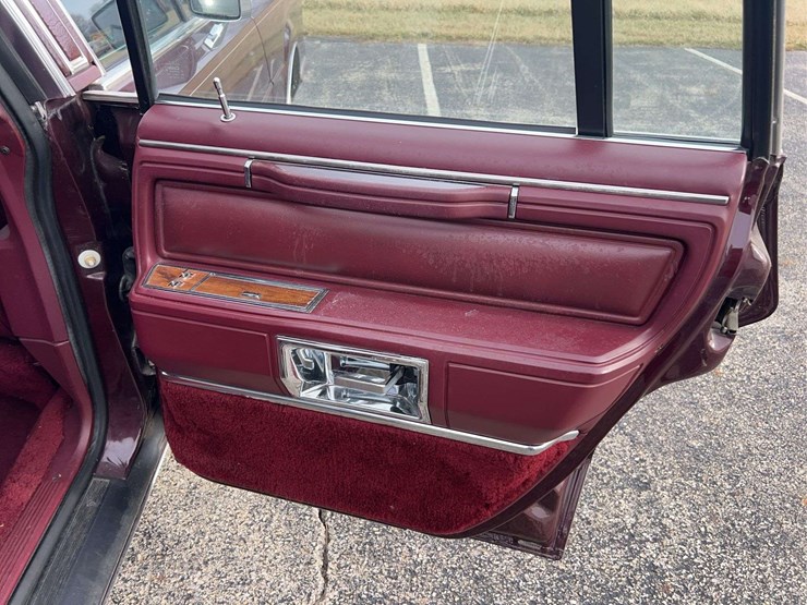 1989-lincoln-town-car-image-65