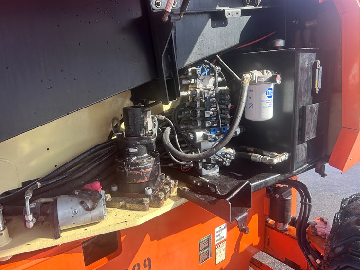 2011-jlg-660sj-image-46