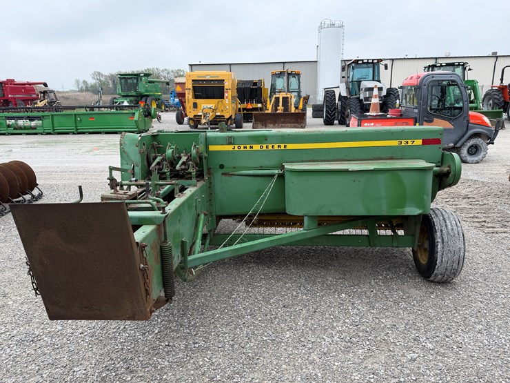 john-deere-337-image-5