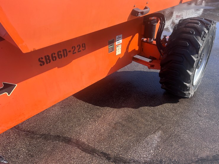 2011-jlg-660sj-image-11