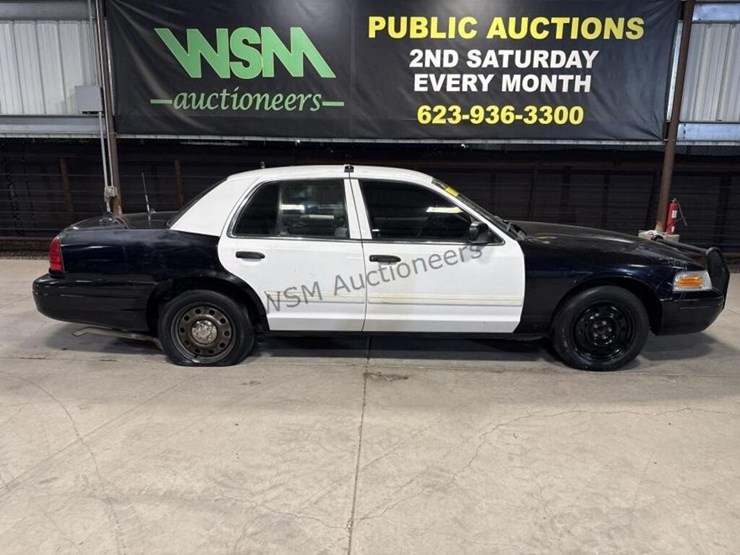 2011-ford-crown-victoria-sdn-image-1