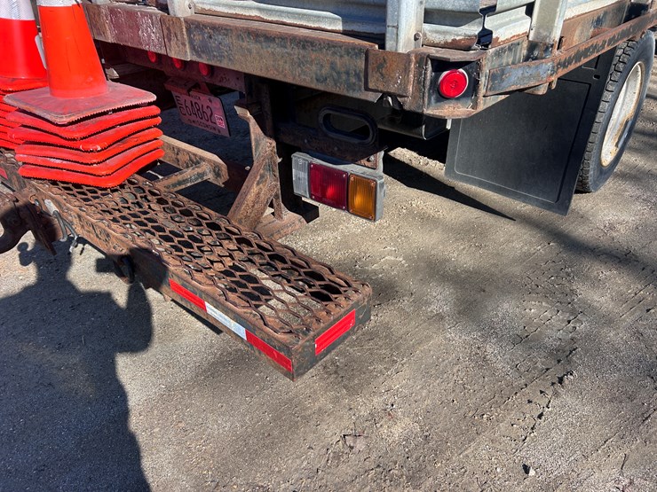 2012-isuzu-npr-image-19