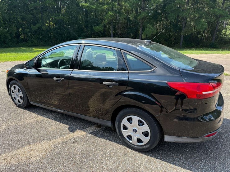 2017-ford-focus-4-door-sedan-(42,593-miles)-image-2