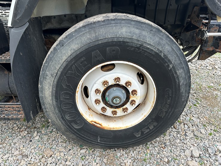 2007-international-7600-image-66