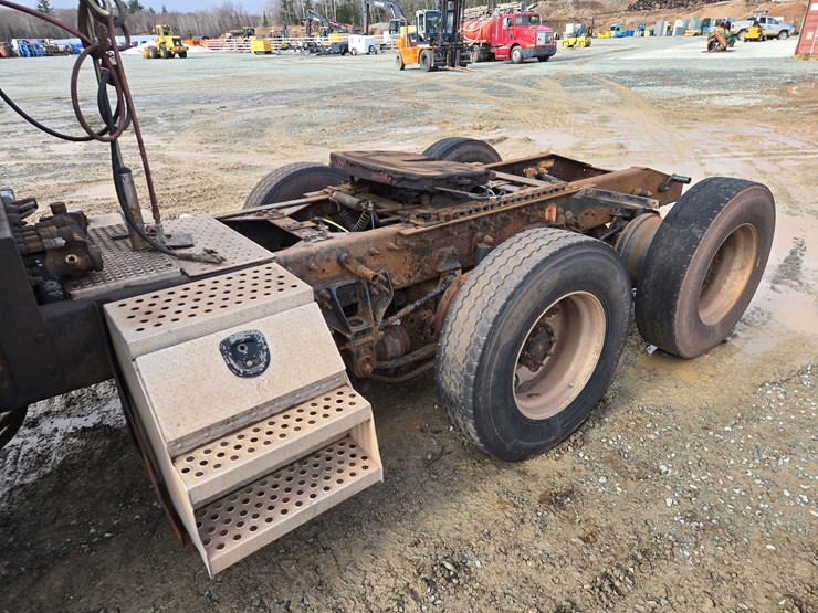 2014-massey-ferguson-8-image-22