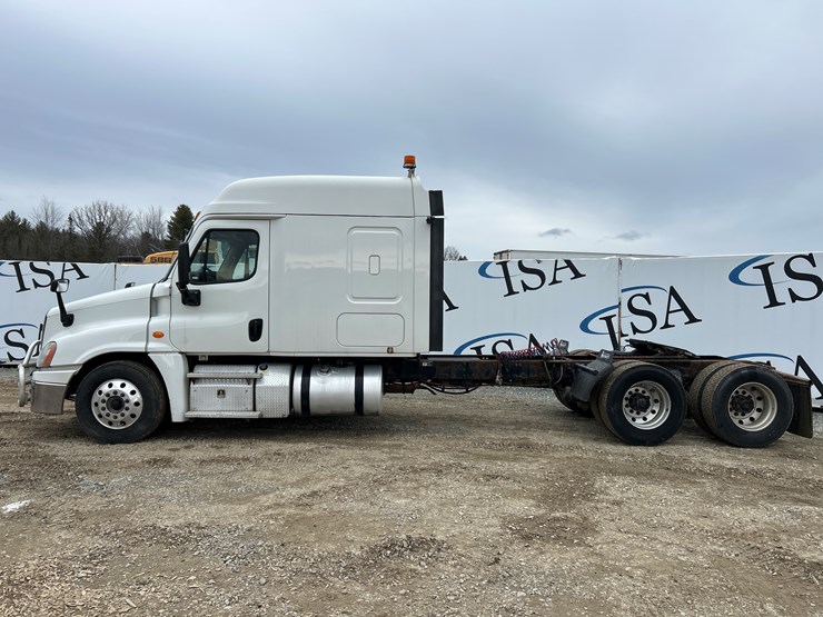 2017-massey-ferguson-8-image-2