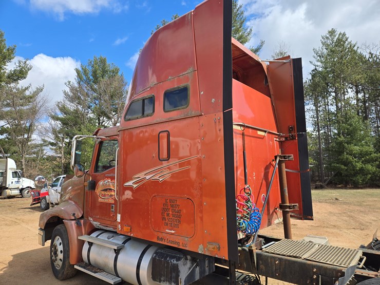 #1515-•-2005-international-9400i6x4-sleeper-cab-truck-tractor-image-13