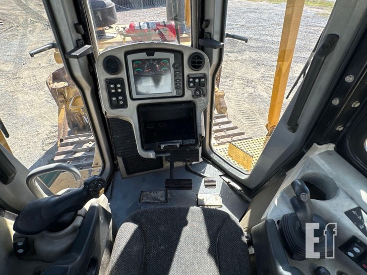 2011-caterpillar-d6t-image-18