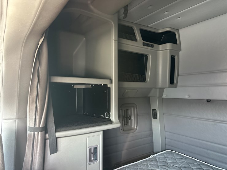 2013-peterbilt-365-image-47