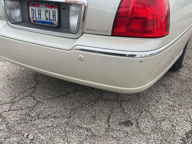 2005-lincoln-town-car-image-32