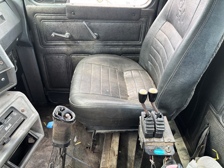 1999-mack-rd600-image-30